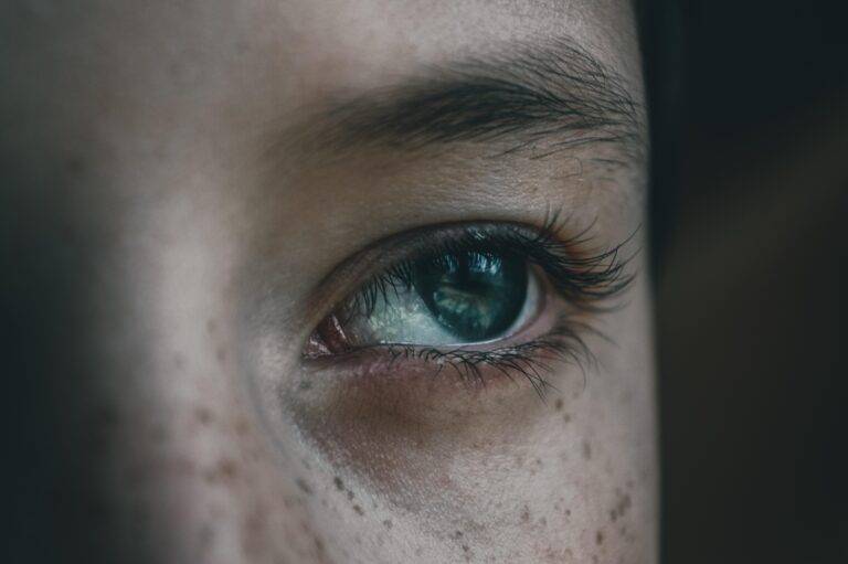 Terapia EMDR – jak ruch gałek ocznych pomaga w przetwarzaniu traumatycznych doświadczeń
